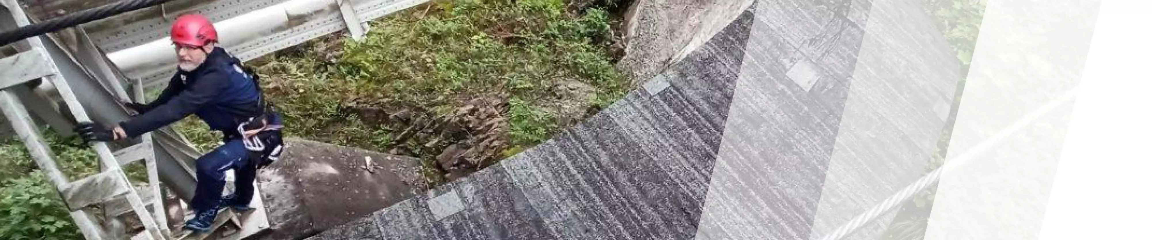 Prüfer mit Kletterausrüstung seilt sich ab