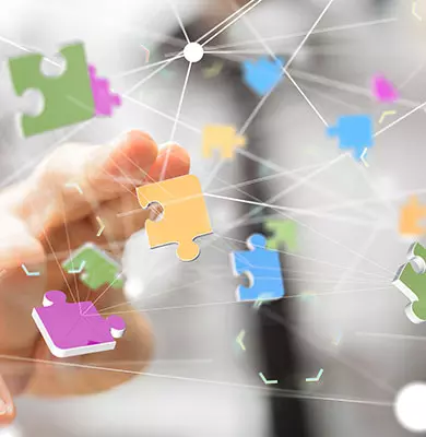virtuelles Netzwerk von verbundenen Puzzlesteinen