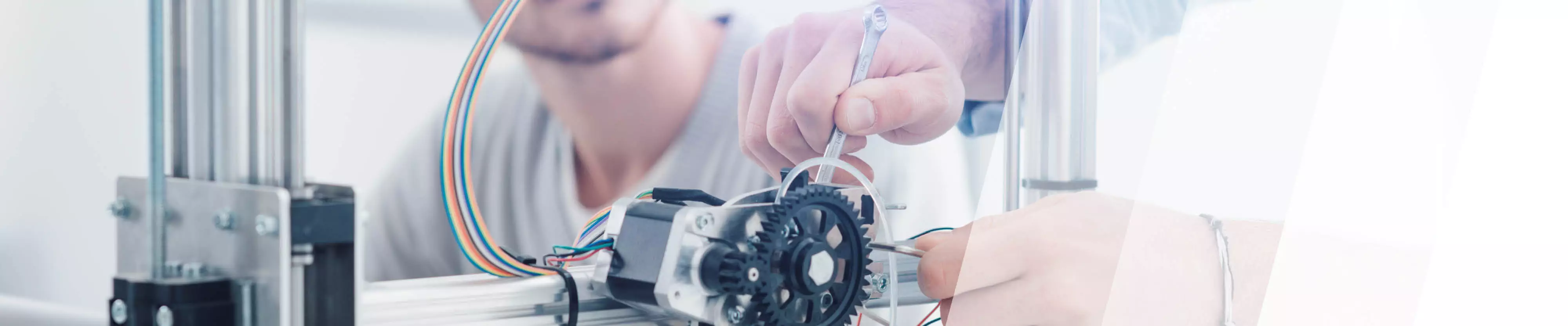 Person die einen Stellmotor misst 